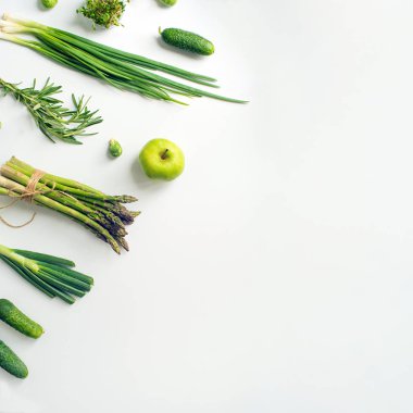 Yeşil sebze geniş düz yatıyordu kavramı. Microgreens, Brüksel lahanası, kuşkonmaz, biberiye, avokado, soğan, lahana ve salatalık beyaz arka plan üzerinde görünümü top