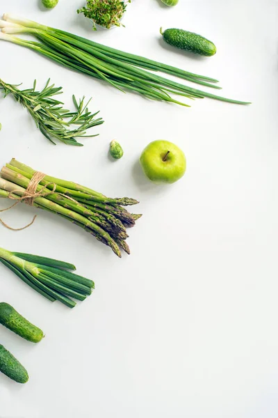 Gröna grönsaker platta lay koncept. — Stockfoto