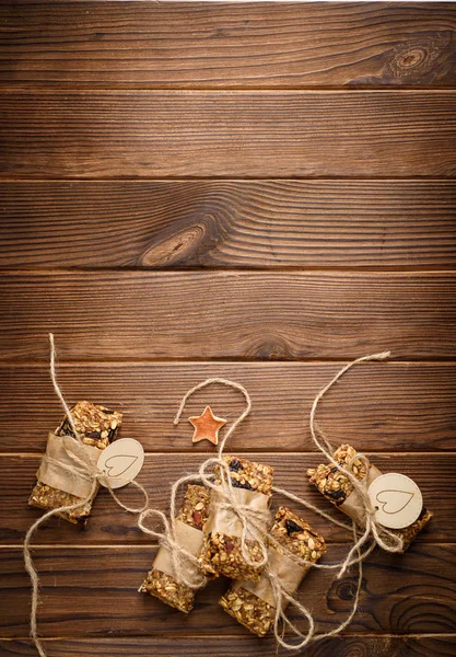 Barrette energetiche di farina d'avena di granola fatta in casa, spuntino sano, sulla scrivania in legno con spazio copia per il testo — Foto Stock