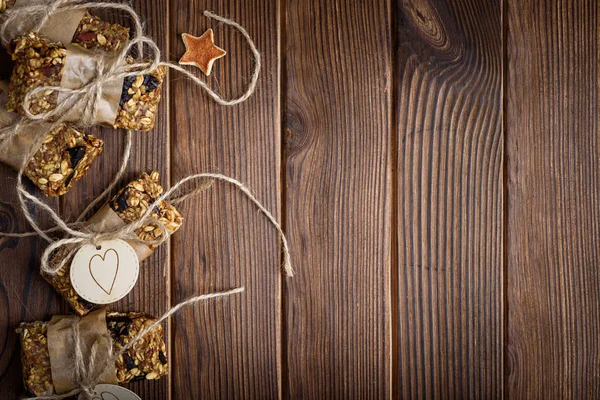 Hemmagjord granola havregryn energibars, hälsosamma mellanmål, på trä wyth kopia skrivbordsutrymme för text — Stockfoto