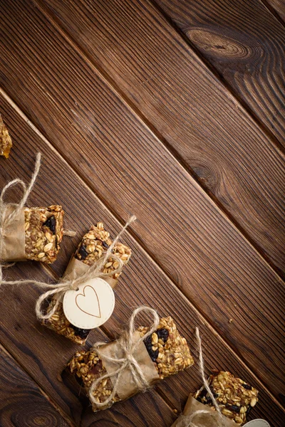 Barrette energetiche di farina d'avena di granola fatta in casa, spuntino sano, sulla scrivania in legno con spazio copia per il testo — Foto Stock