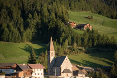 arka plan üzerinde Dolomites Dağları ile alp Köyü