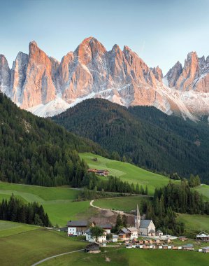 arka plan üzerinde Dolomites Dağları ile alp Köyü