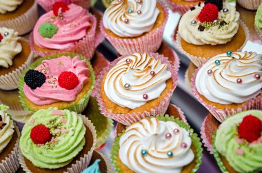 Beyaz ahşap bir masa üzerinde lezzetli kek