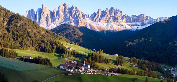 Alpejska wioska z góry Dolomity na tle — Zdjęcie stockowe