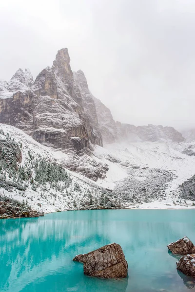 Lago Sorapis nas montanhas dolomiti, itália. no inverno — Fotografia de Stock