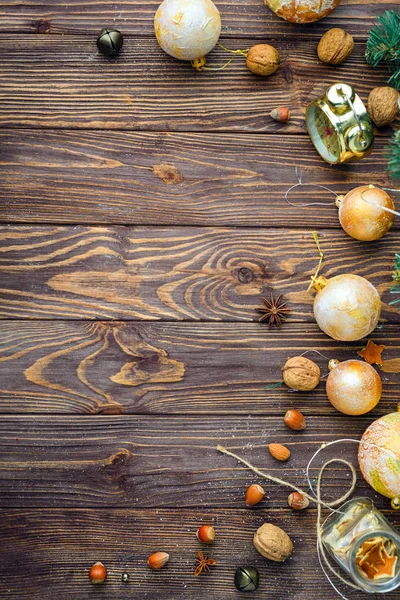 Bolas de Natal decoração no fundo de madeira velha — Fotografia de Stock