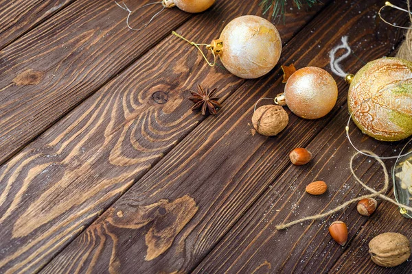 Decorazione palle di Natale su sfondo vecchio legno — Foto Stock