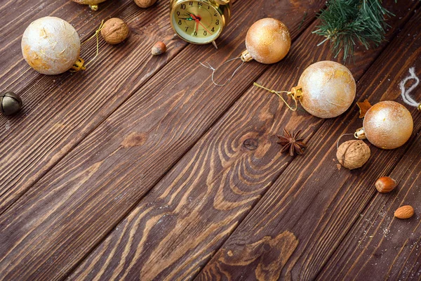 Bolas de Natal decoração no fundo de madeira velha — Fotografia de Stock