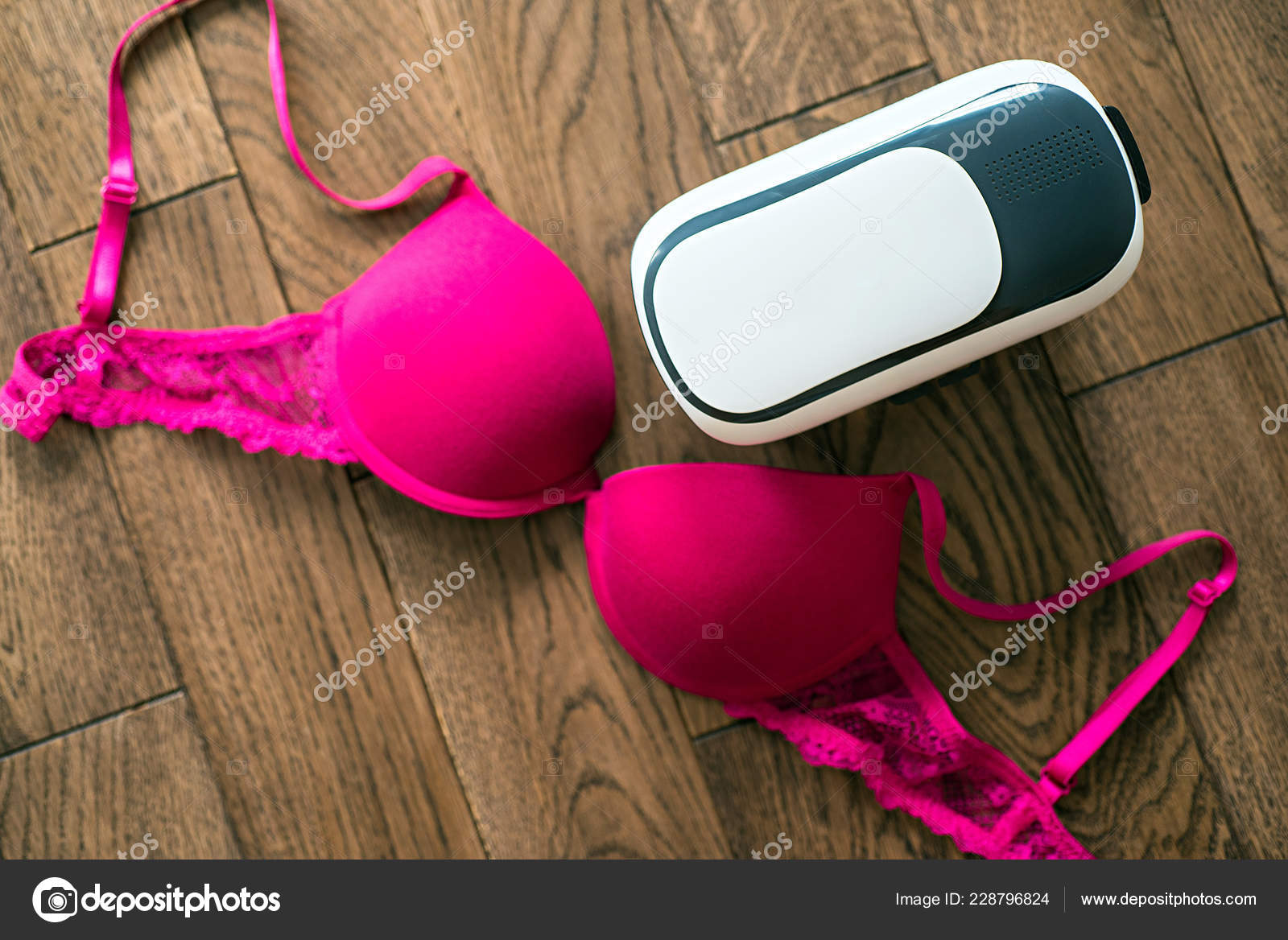 rive ned Pest lort Virtual reality briller til mobile enheder med kvinder lingeri en —  Stock-foto © pproman #228796824