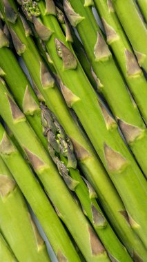 Gıda arka plan kuşkonmaz lay düz desen. Doku taze yeşil kuşkonmaz, üstten görünüm.