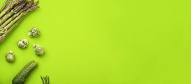 Yeşil sebzeler lay düz yeşil zemin üzerine kavramı