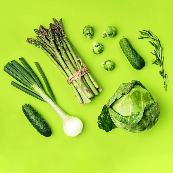 Vegetales verdes concepto laico plano sobre fondo verde — Foto de Stock