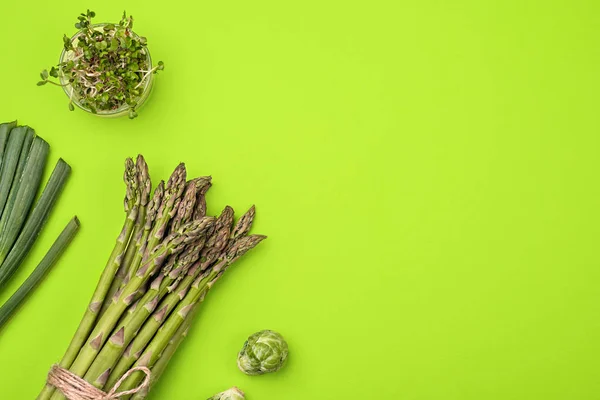 Vegetales verdes concepto laico plano sobre fondo verde — Foto de Stock