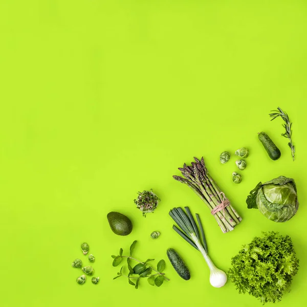 Vegetales verdes concepto laico plano sobre fondo verde — Foto de Stock