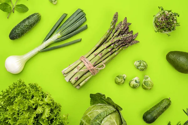 Vegetales verdes concepto laico plano sobre fondo verde —  Fotos de Stock