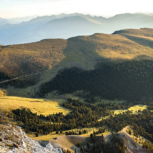 Gündoğumu dağın zirvesine üstte — Stok fotoğraf
