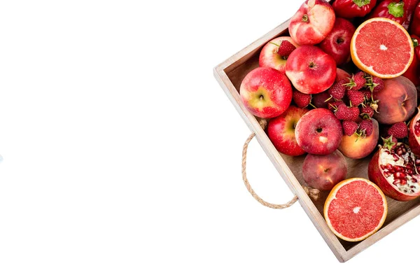 Vassoio di legno con verdure rosse fresche e frutta su sfondo bianco. Note di alimentazione concetto vegetariano . — Foto Stock