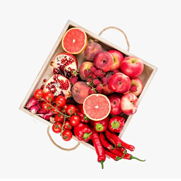 Ragazza tiene vassoio di legno con verdure rosse fresche e frutta su sfondo bianco. Note di alimentazione concetto vegetariano . — Foto Stock