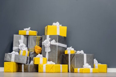 Sarı ve gri Noel hediyeleri yığını