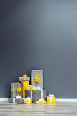 Sarı ve gri Noel hediyeleri yığını