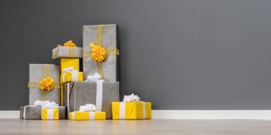 Sarı ve gri Noel hediyeleri yığını