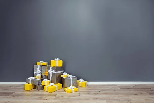 Pile de cadeaux de Noël jaunes et gris — Photo