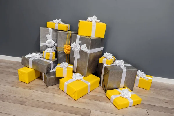 Pile of yellow and grey Christmas gifts — Stock Photo, Image