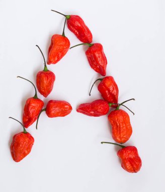 Mektup A alfabesi ile hayalet biber Bhoot jolokia beyaz arka plan üzerinde yapılan