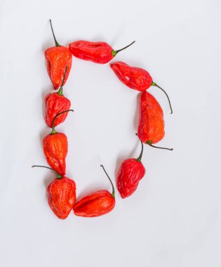 D harfi alfabesi ile hayalet biber Bhoot jolokia beyaz arka plan üzerinde yapılan