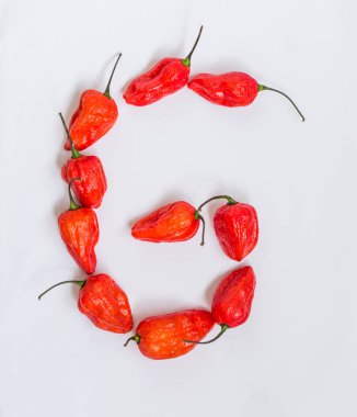 G harfi alfabesi ile hayalet biber Bhoot jolokia beyaz arka plan üzerinde yapılan