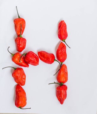 H harfi alfabesi ile hayalet biber Bhoot jolokia beyaz arka plan üzerinde yapılan