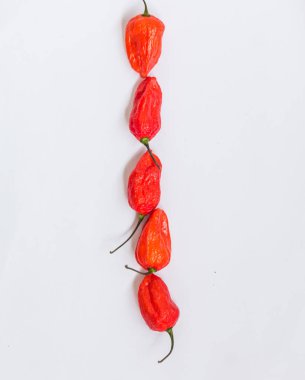 Hayalet biber Bhoot jolokia ile beyaz arka plan üzerinde yapılan Alfabe harf ı