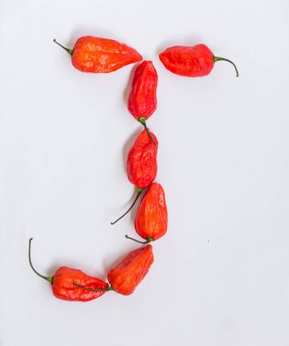 J harfi alfabesi ile hayalet biber Bhoot jolokia beyaz arka plan üzerinde yapılan