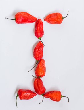 Hayalet biber Bhoot jolokia ile beyaz arka plan üzerinde yapılan Alfabe harf ı