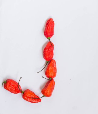 J harfi alfabesi ile hayalet biber Bhoot jolokia beyaz arka plan üzerinde yapılan