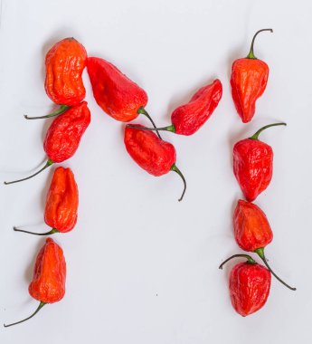 A harfi alfabesi ile hayalet biber Bhoot jolokia beyaz arka plan üzerinde yapılan