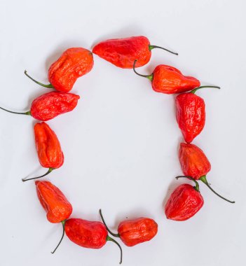 O harfi alfabesi ile hayalet biber Bhoot jolokia beyaz arka plan üzerinde yapılan