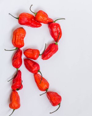 R harfi alfabesi ile hayalet biber Bhoot jolokia beyaz arka plan üzerinde yapılan