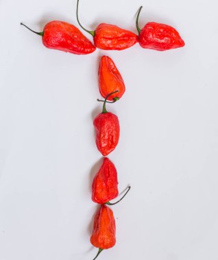 Mektup A alfabesi ile hayalet biber Bhoot jolokia hayalet biber Bhoot jolokia ile yapılan beyaz arka plan üzerinde beyaz backgroundletter U alfabe üzerinde yapılan