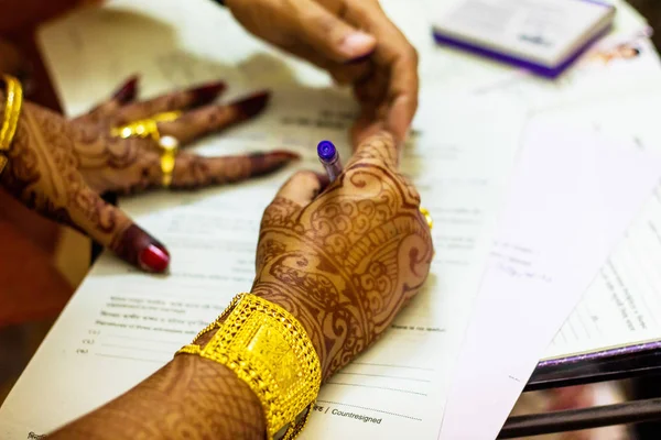 Una Esposa Bengalí India Recién Casada Con Adorno Dorado Pulsera — Foto de Stock