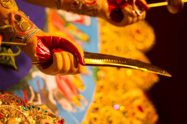 tanrıça durga el kılıç. Hindu mitolojisinde idolü ibadet