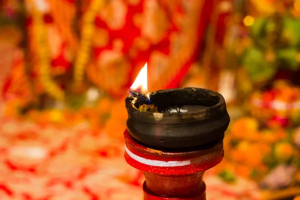 粘土の上につけられた粘土ランプ スタンドやアイドル Durgapuja インド ディワリを崇拝 — ストック写真