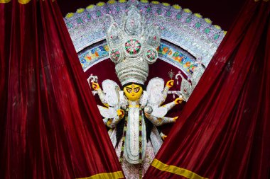 Başlarken ifşa durga idolü ibadet için kırmızı perdeler