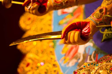tanrıça durga el kılıç. Hindu mitolojisinde idolü ibadet