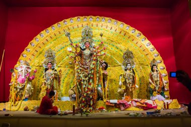 Eylül, 2017, Kalküta, Hindistan. Brahman ve sırasında durga puja durga Idol için dua sunan devotee.