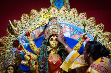 Eylül, sırasında dashami puja durga Idol tatlı ve tembul yaprakları ile tebrik 2017,Kolkata,India.Durga Baran Ritual.Married bayanlar