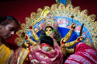 Eylül, sırasında dashami puja durga Idol tatlı ve tembul yaprakları ile tebrik 2017,Kolkata,India.Durga Baran Ritual.Married bayanlar