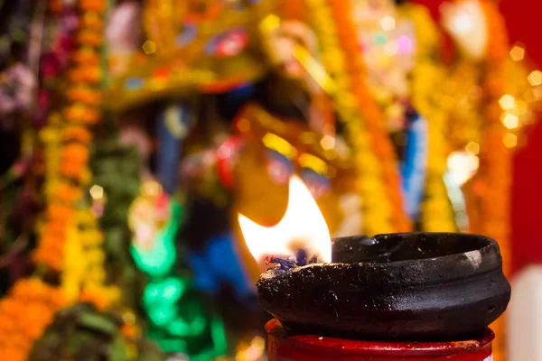 Beleuchtete Lehmlampe Auf Einem Lehmständer Oder Verehrungsidol Durgapuja India Diwali — Stockfoto