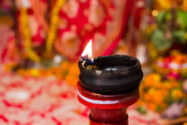 Освітлена Глиняна Лампа Глиняній Підставці Або Поклоніння Ідолу Таргапужа Індія — стокове фото